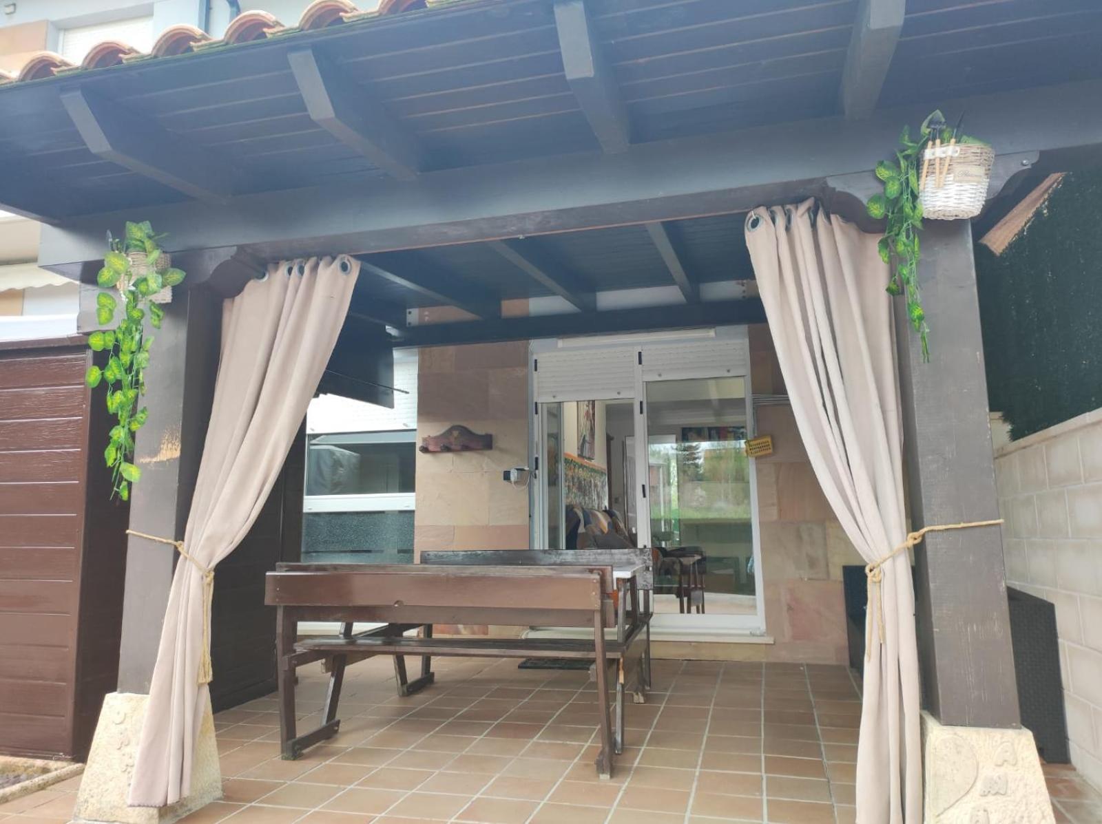 Chalet Bajo Con Jardin, Patio, Cenador Y Barbacoa. Viveda Екстериор снимка